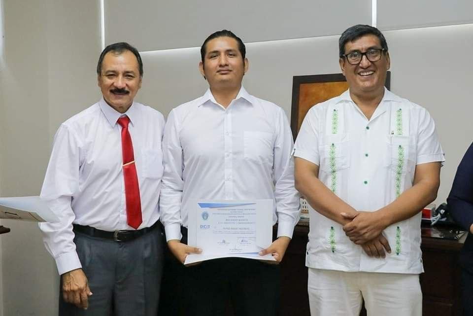 Receiving the UAGRM recognition certificate from the rector and vice-rector