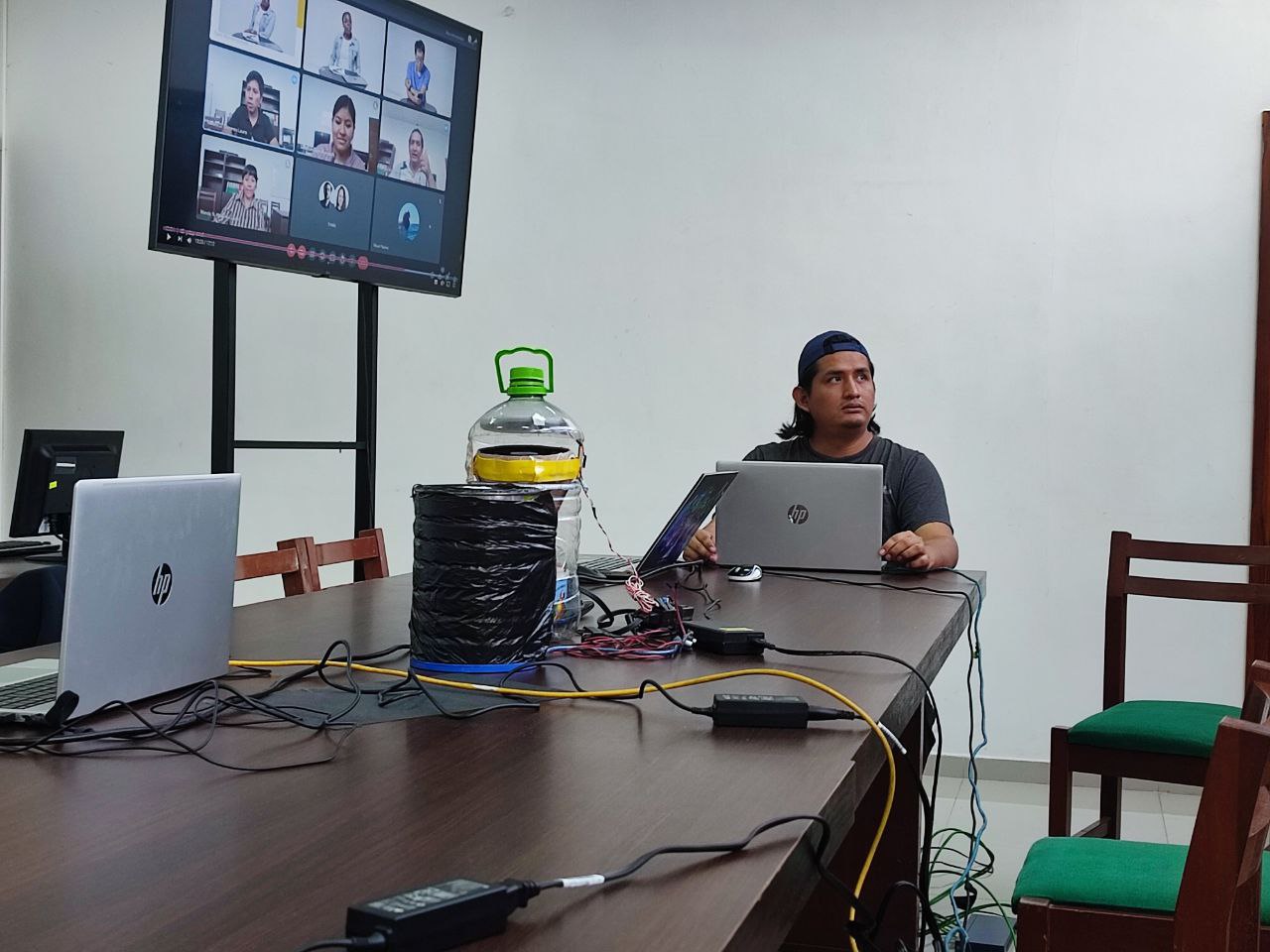 Mauricio Nuñez presenting the trap prototype in a remote review session
