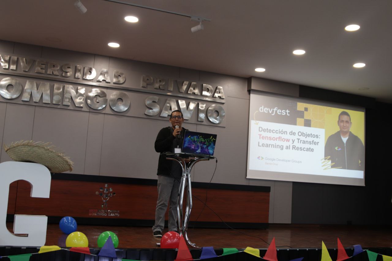 Mauricio Nuñez on stage at DevFest Santa Cruz presenting the talk on object detection with TensorFlow and Transfer Learning