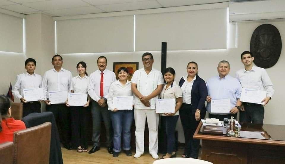 Team and UAGRM authorities holding the recognition certificates