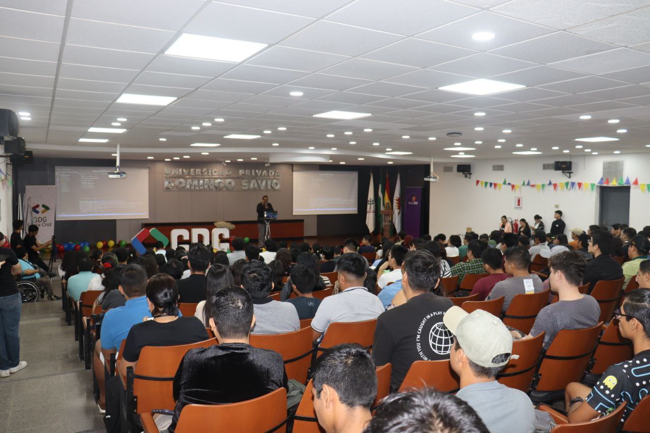 Full auditorium of Universidad Privada Domingo Savio during the talk